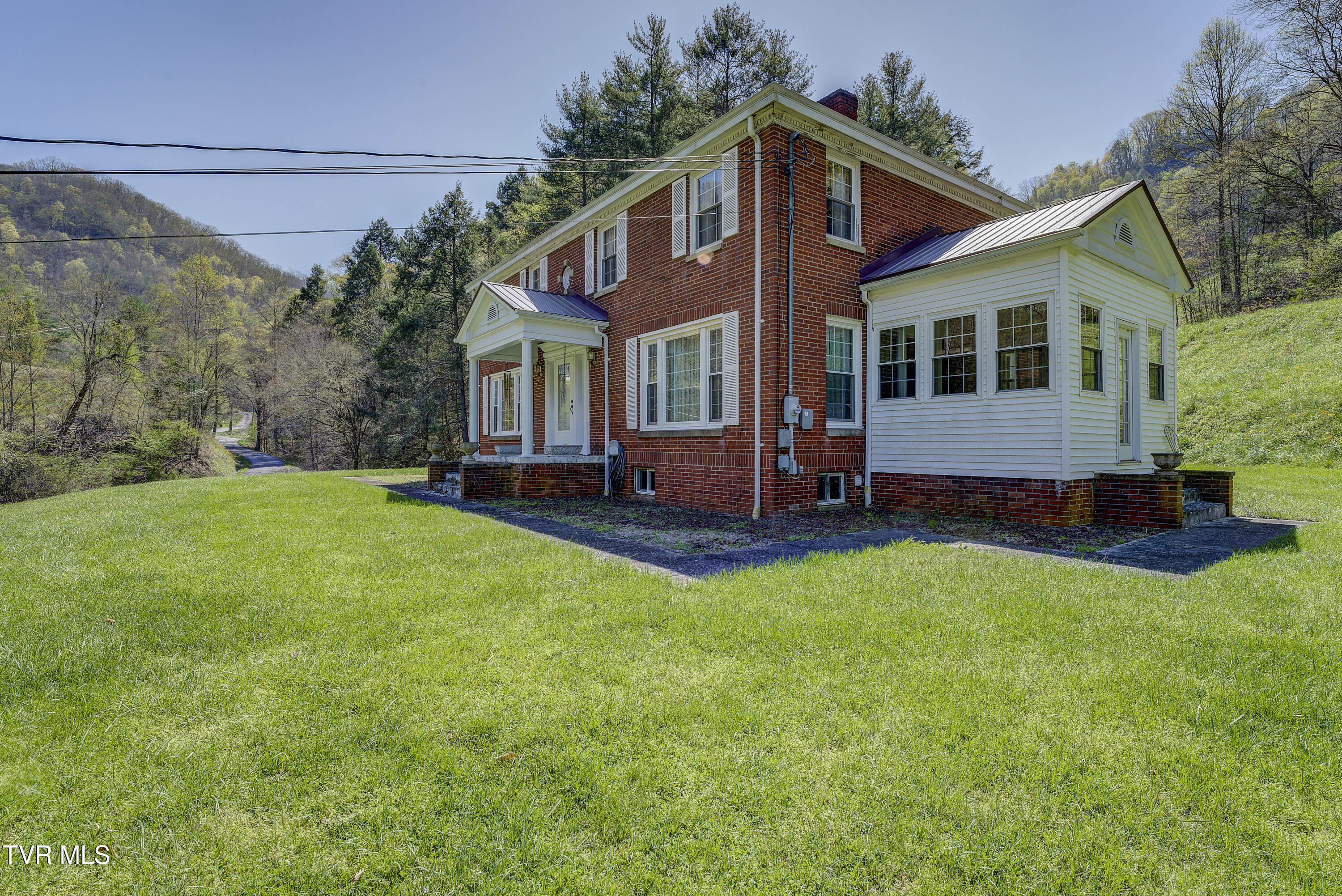 Vansant, Virginia 24656, United States, 5 Bedrooms Bedrooms, ,2 BathroomsBathrooms,Residential,Pending,119904