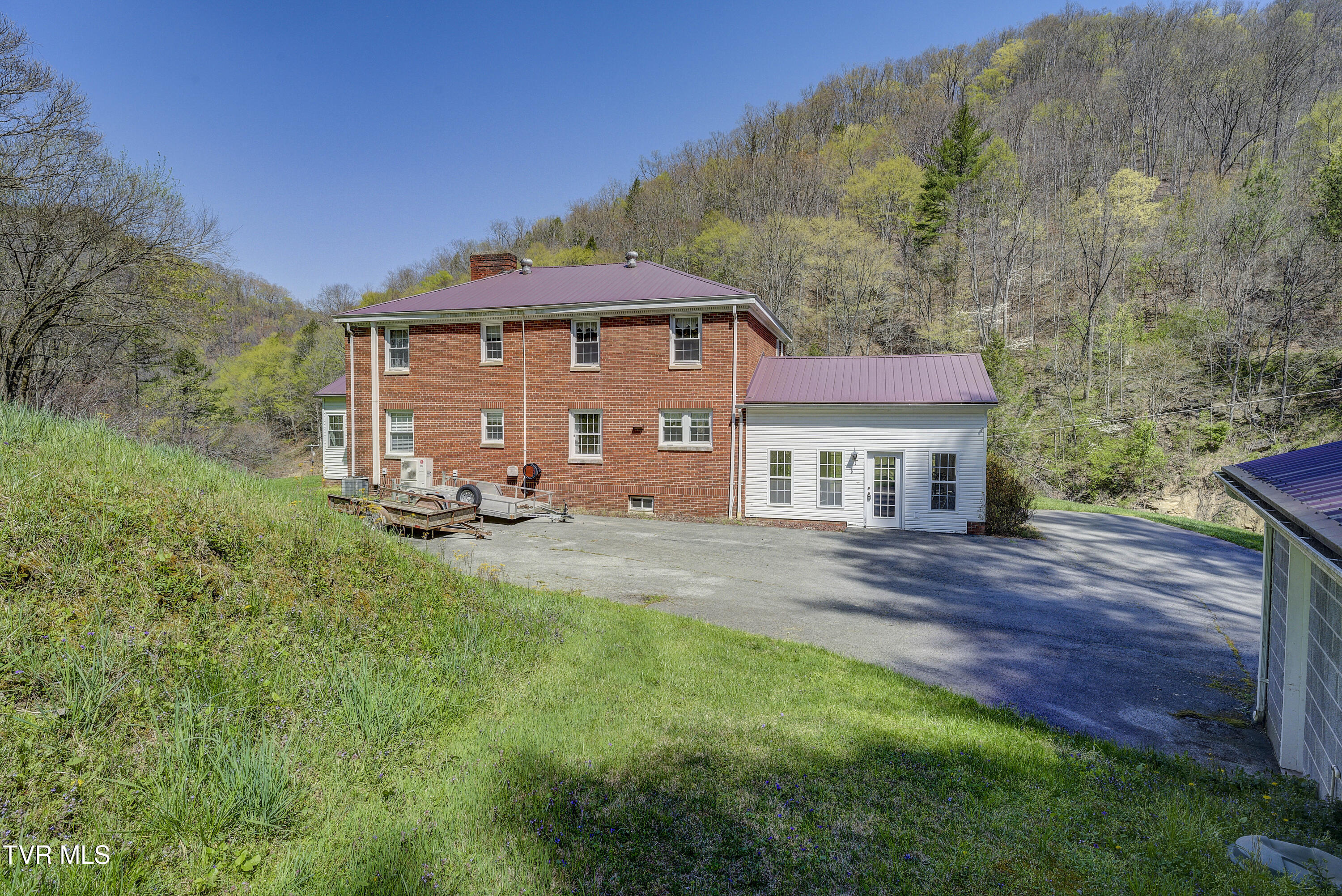 Vansant, Virginia 24656, United States, 5 Bedrooms Bedrooms, ,2 BathroomsBathrooms,Residential,Pending,119904