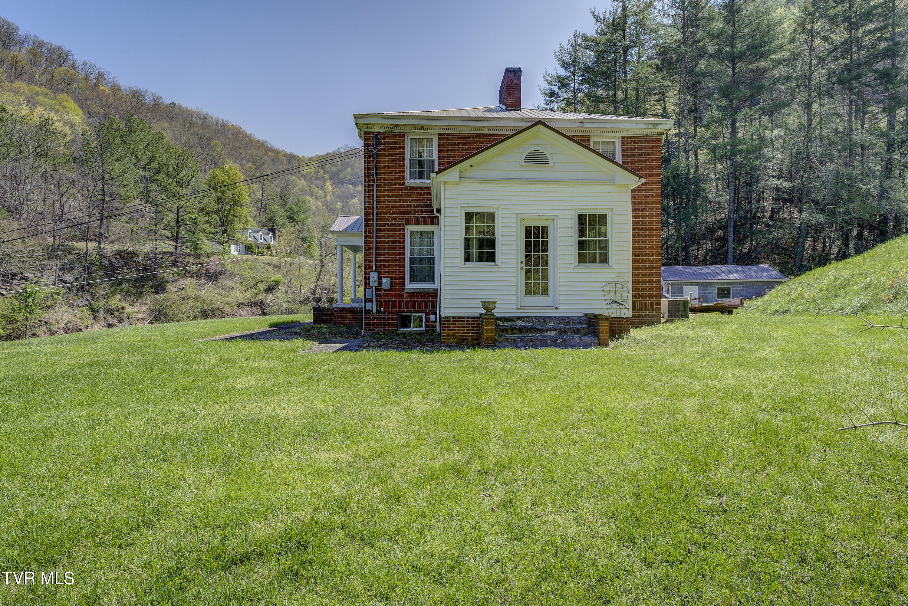 Vansant, Virginia 24656, United States, 5 Bedrooms Bedrooms, ,2 BathroomsBathrooms,Residential,Pending,119904