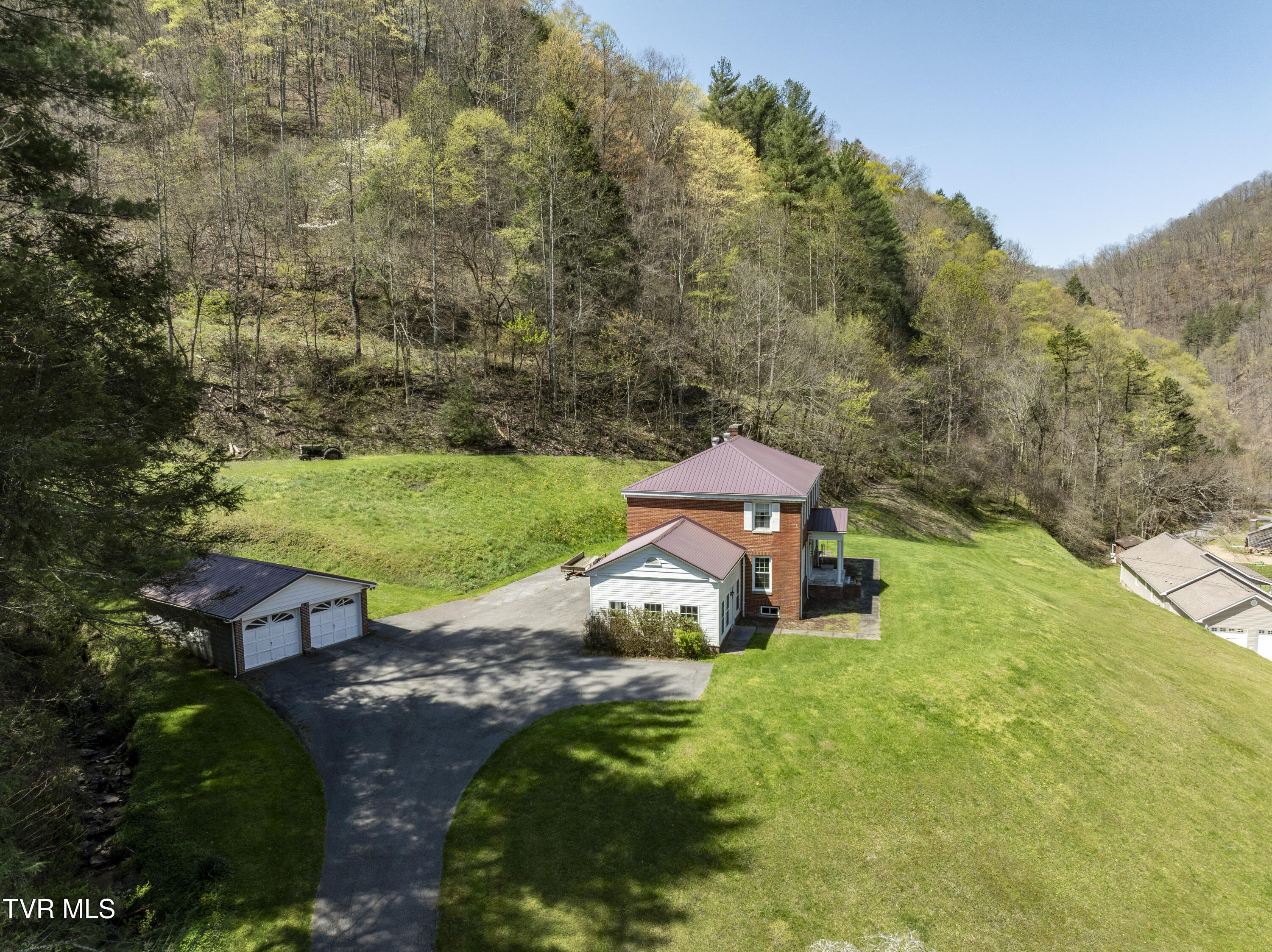 Vansant, Virginia 24656, United States, 5 Bedrooms Bedrooms, ,2 BathroomsBathrooms,Residential,Pending,119904