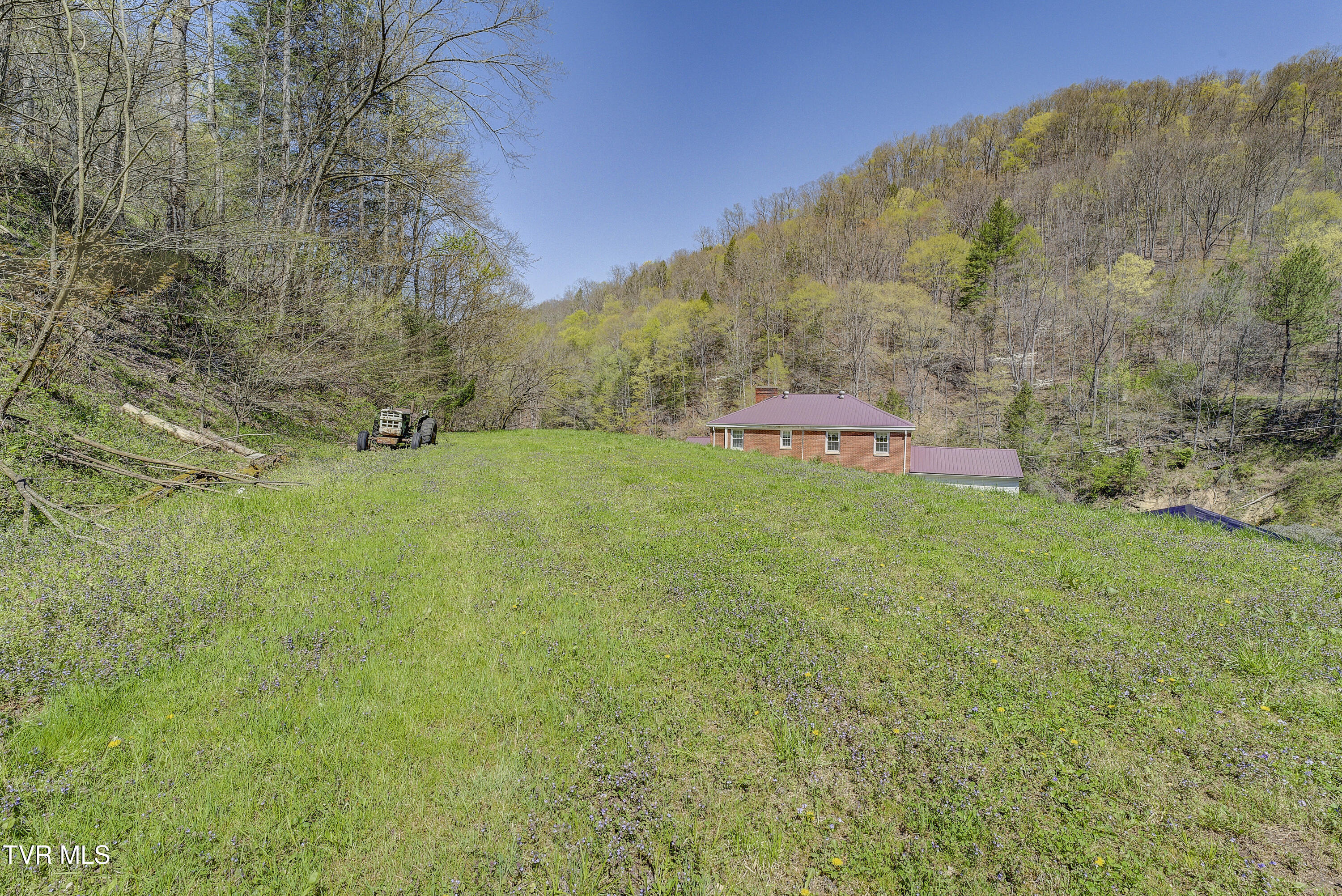 Vansant, Virginia 24656, United States, 5 Bedrooms Bedrooms, ,2 BathroomsBathrooms,Residential,Pending,119904