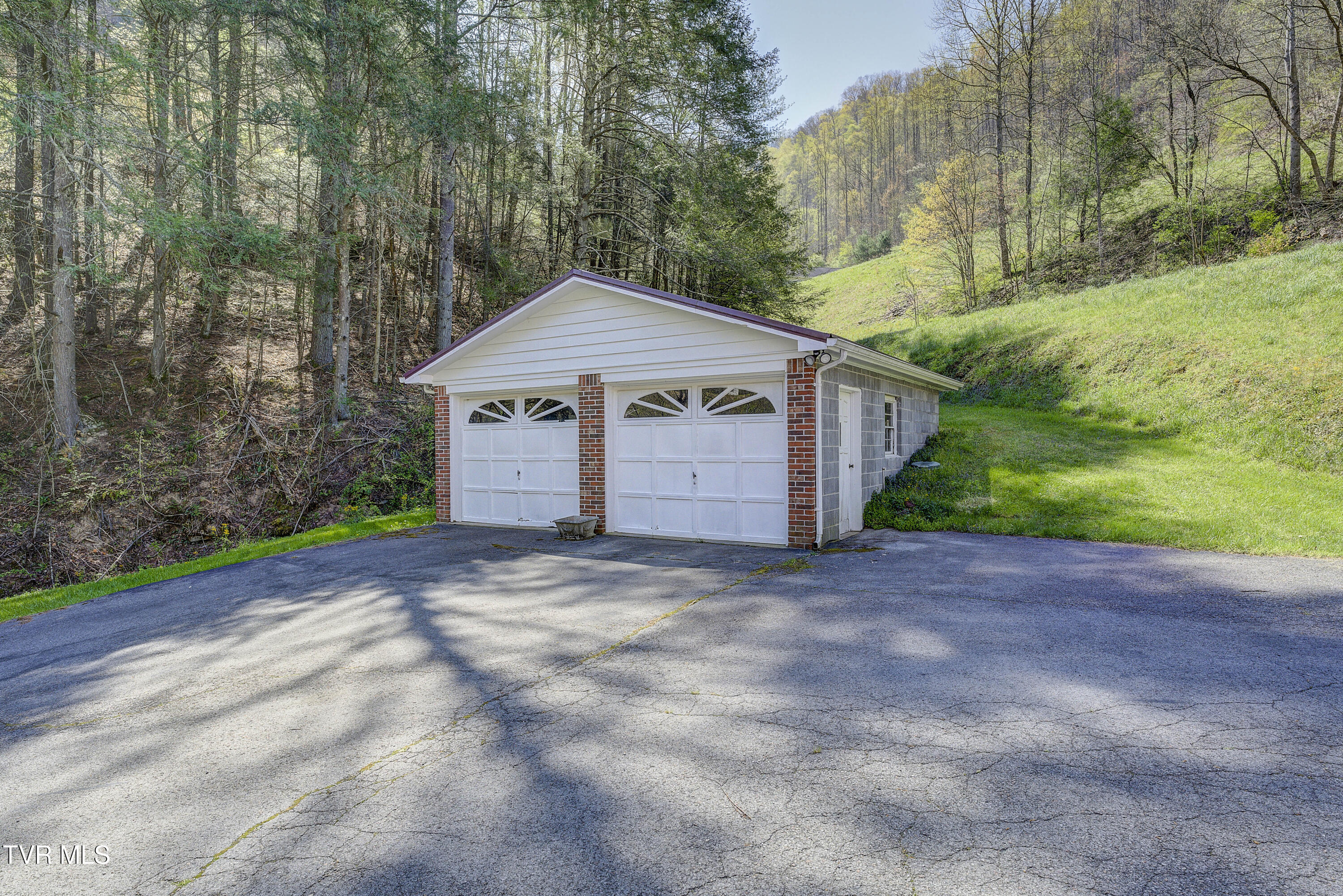 Vansant, Virginia 24656, United States, 5 Bedrooms Bedrooms, ,2 BathroomsBathrooms,Residential,Pending,119904