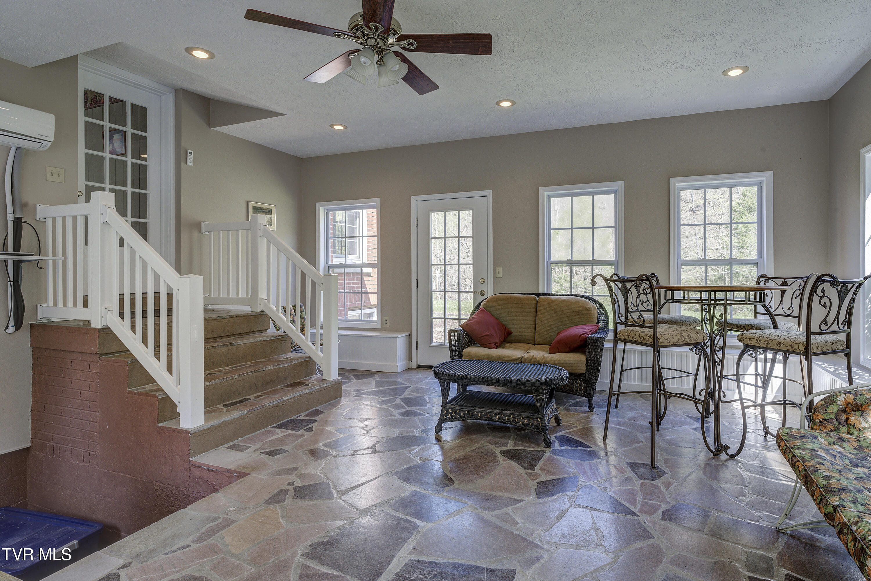 Vansant, Virginia 24656, United States, 5 Bedrooms Bedrooms, ,2 BathroomsBathrooms,Residential,Pending,119904