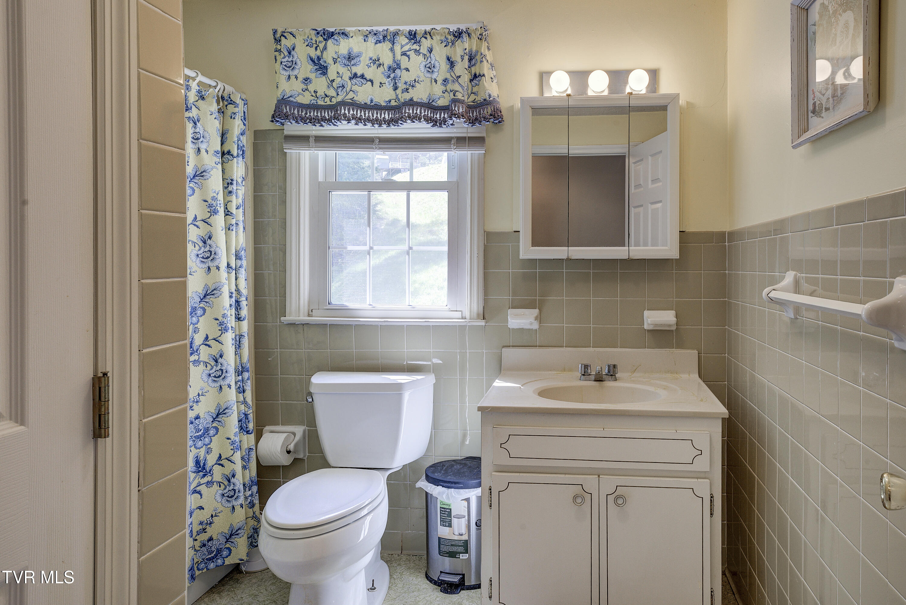 Vansant, Virginia 24656, United States, 5 Bedrooms Bedrooms, ,2 BathroomsBathrooms,Residential,Pending,119904