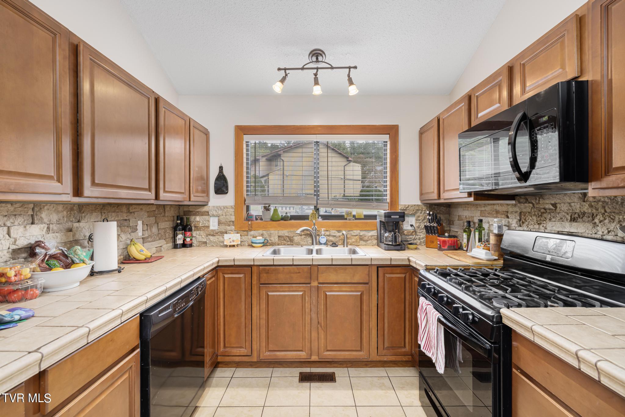 605 Redstone Dr Dr #24, Bristol, Tennessee image 15