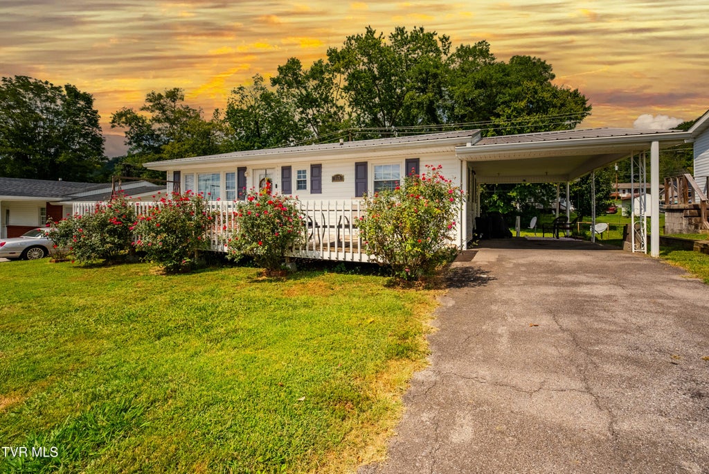 Photo of 607 Watterson Street, Rogersville, TN 37857 (MLS # 10000960)