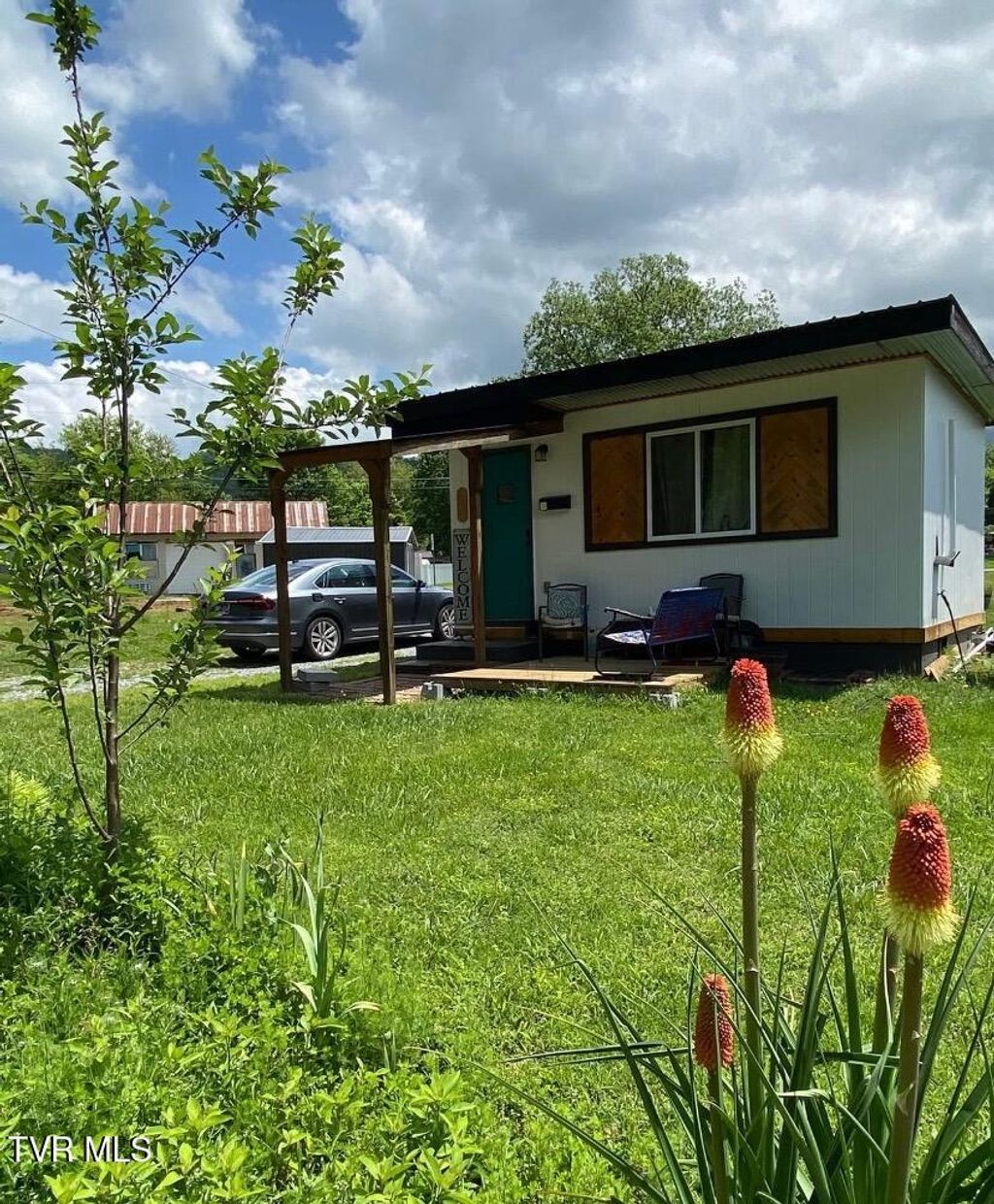 Photo of 610 Carolina Avenue, Erwin, TN 37650 (MLS # 9987367)