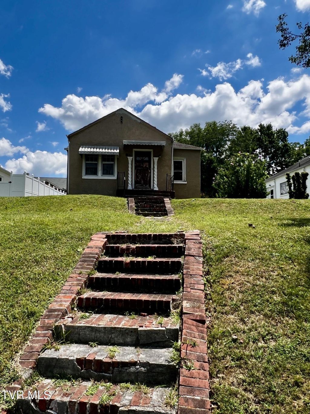 Photo of 505 Granada Pvt Court, Kingsport, TN 37660 (MLS # 9997316)