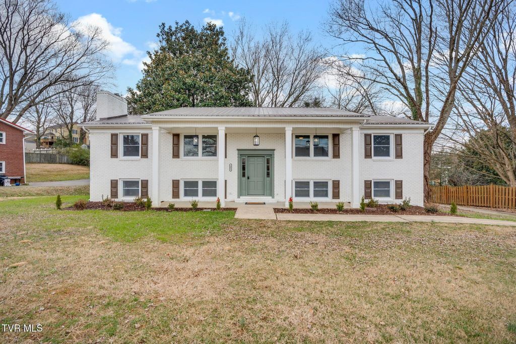 Photo of 404 Oakmont Drive, Kingsport, TN 37663 (MLS # 9990204)