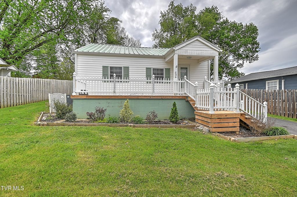 Photo of 506 Trudy Street, Elizabethton, TN 37643 (MLS # 9993940)