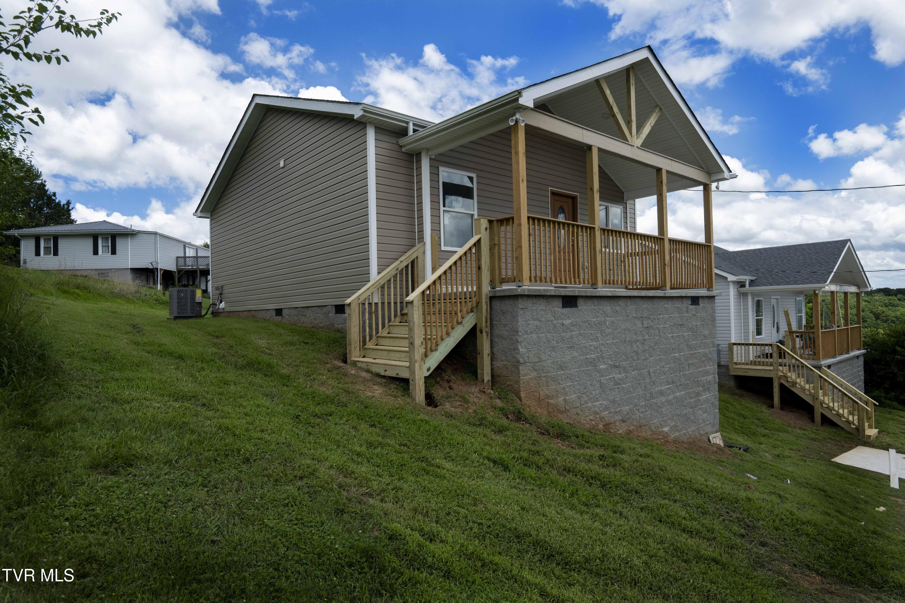 Photo 1 of 17 — 1724 Pendleton Street, Kingsport, TN 37660