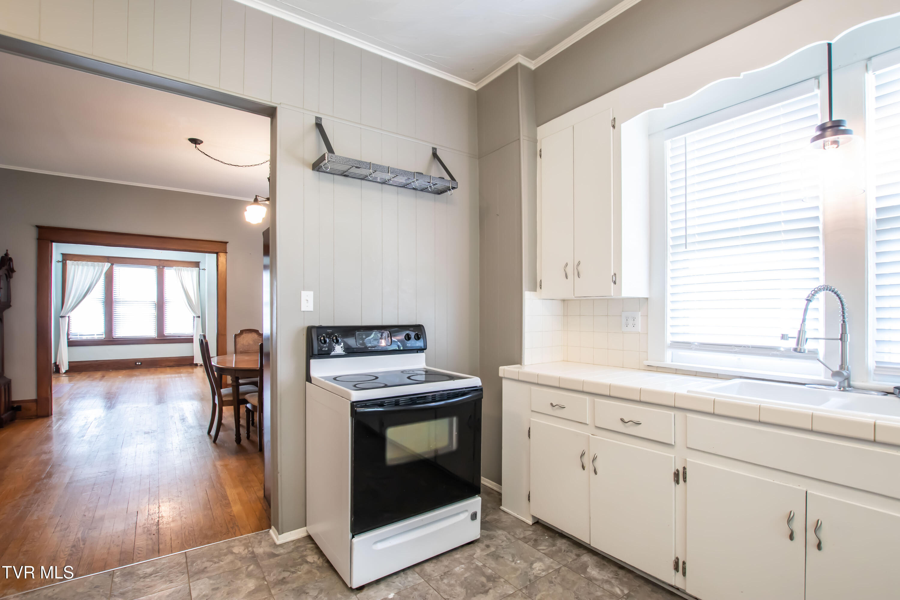 915 Lawrence Avenue, Bristol, Virginia image 12