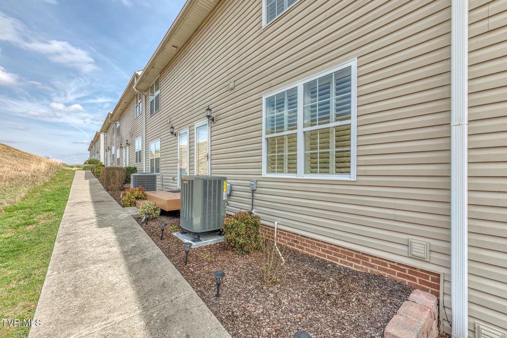 Photo of 664 Grays Pointe Court #-, Johnson City, TN 37615 (MLS # 9991929)