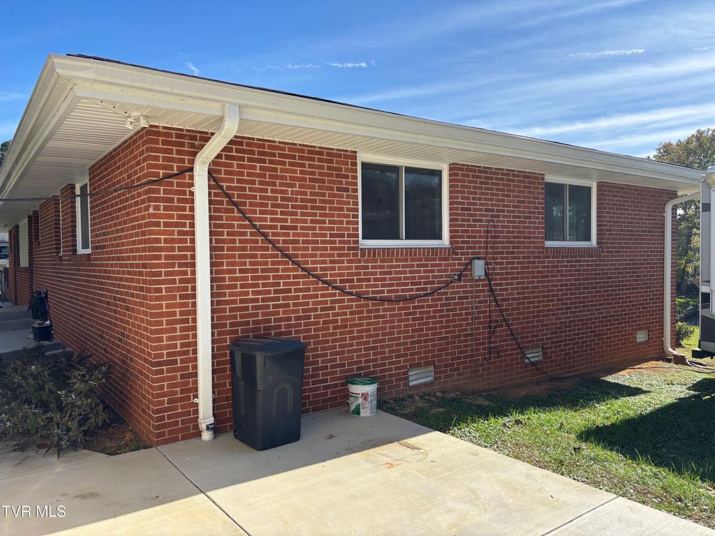 Photo of 385 Lakeside Drive, Kingsport, TN 37664 (MLS # 9988283)