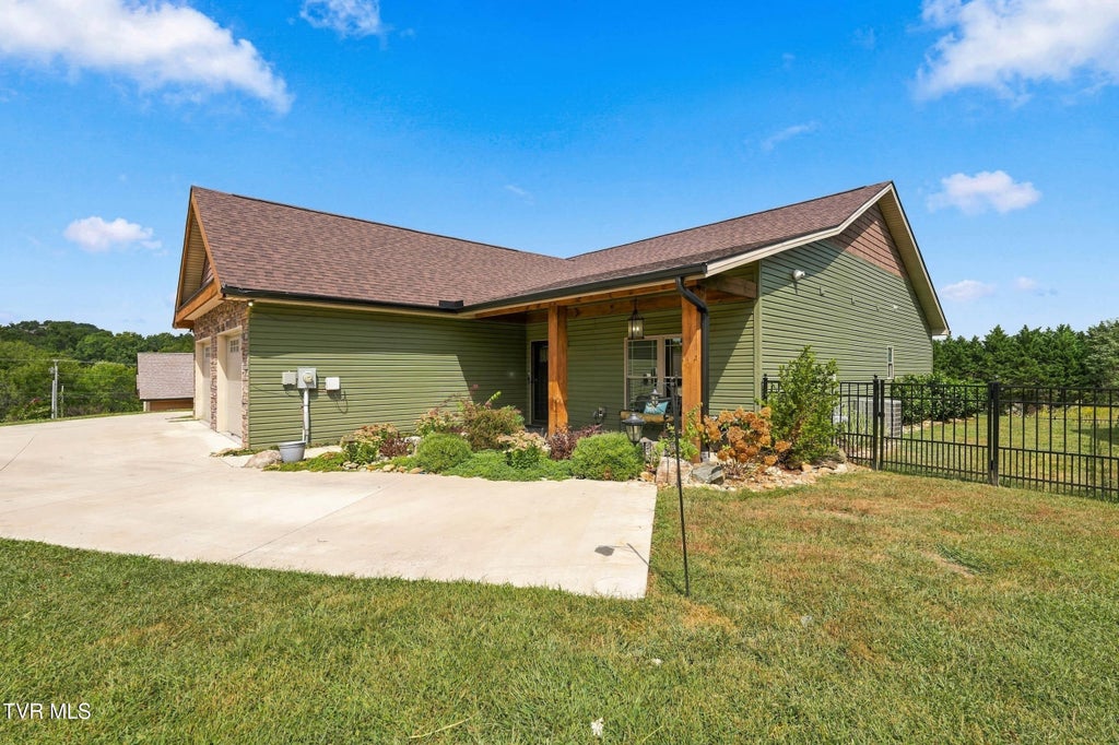 Photo of 1055 Traders Walk, Johnson City, TN 37601 (MLS # 10000790)