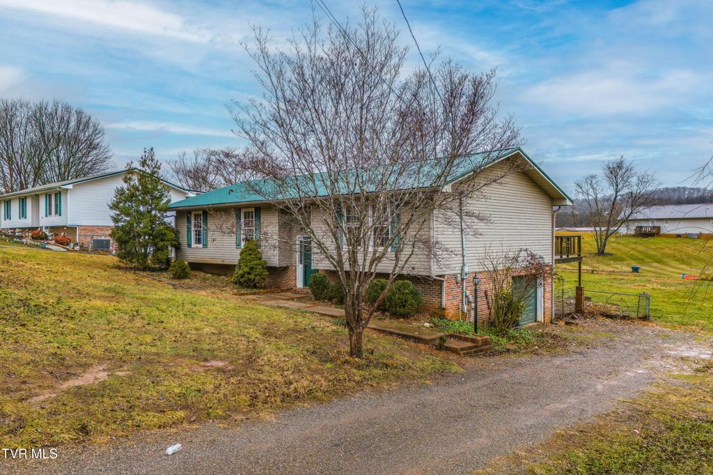 Photo of 112 Heritage Dr, Rogersville, TN 37857 (MLS # 9990224)