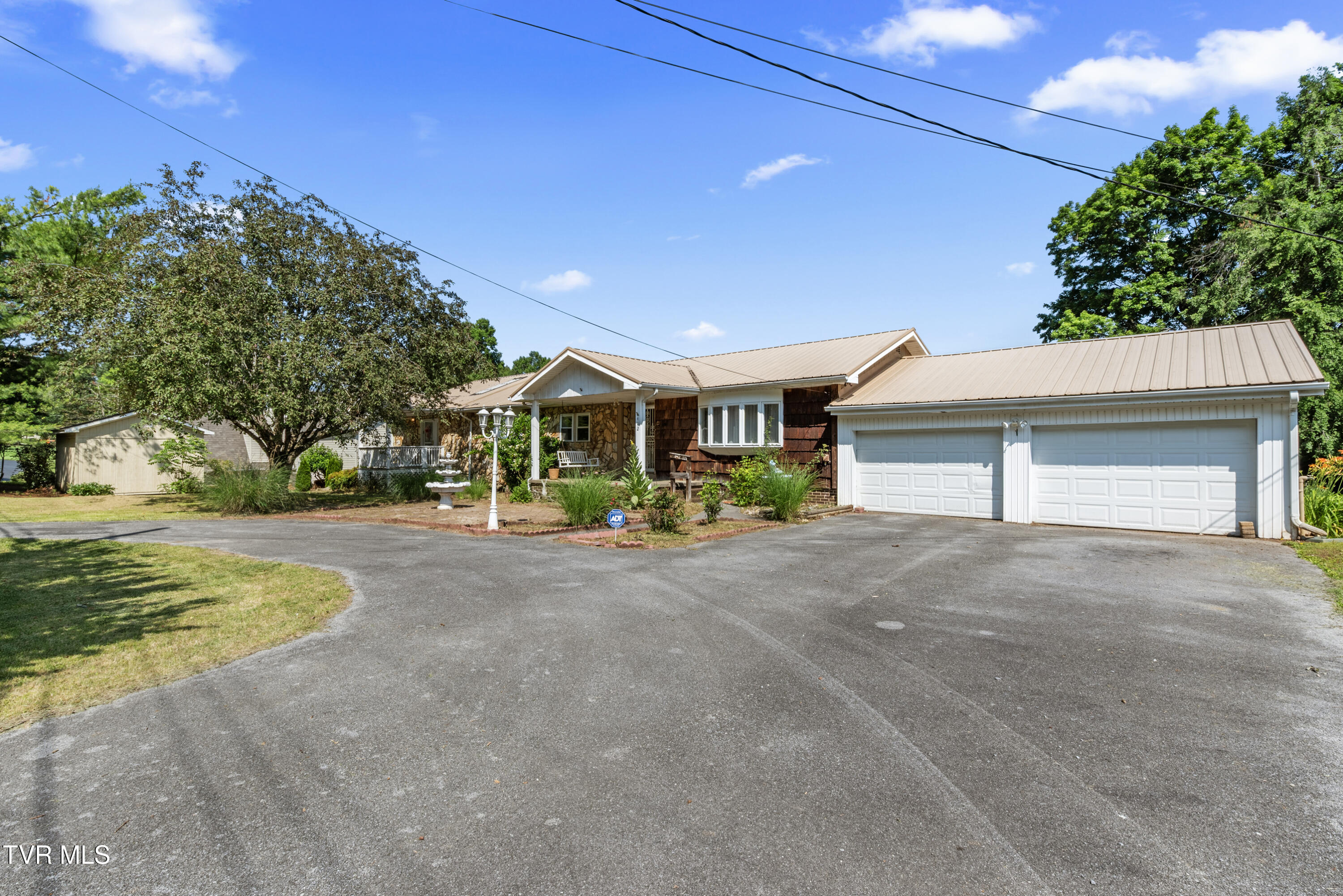 412 Baywood Drive, Piney Flats, Tennessee image 1