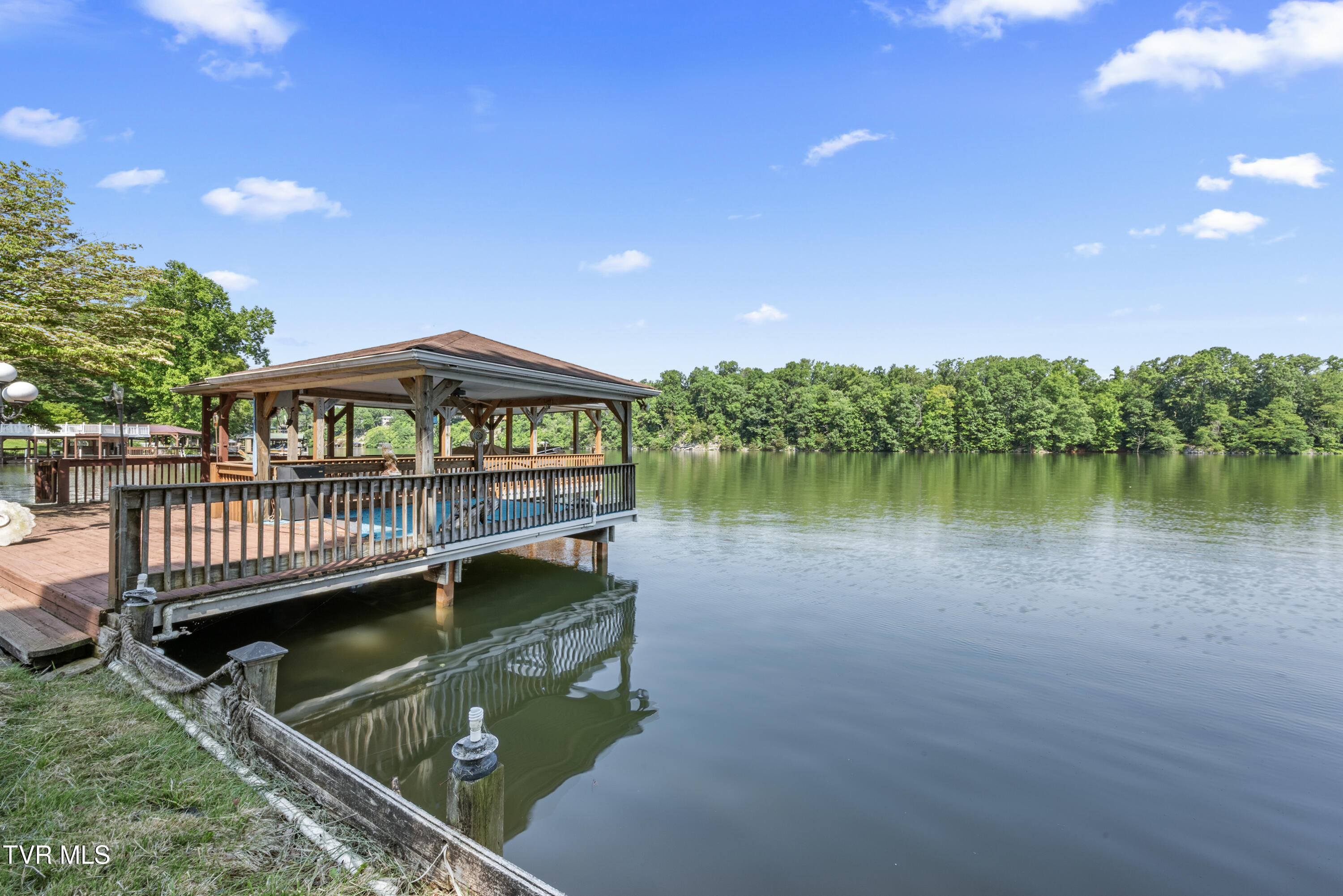412 Baywood Drive, Piney Flats, Tennessee image 2