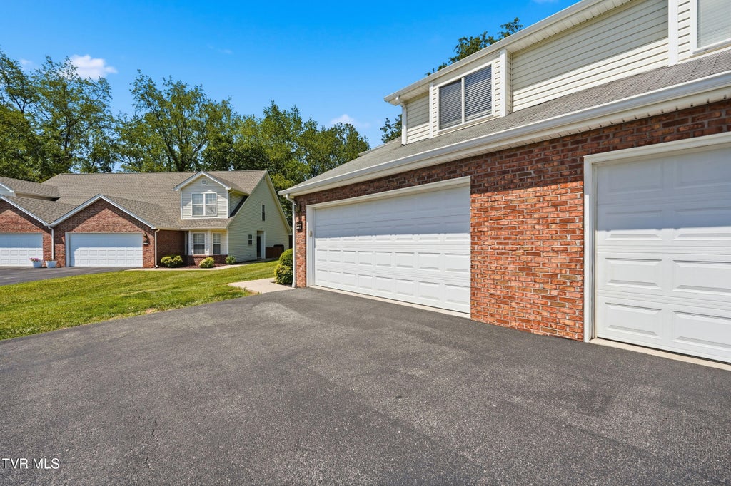 Photo of 166 Robinson Walk #166-B, Bristol, TN 37620 (MLS # 9998701)