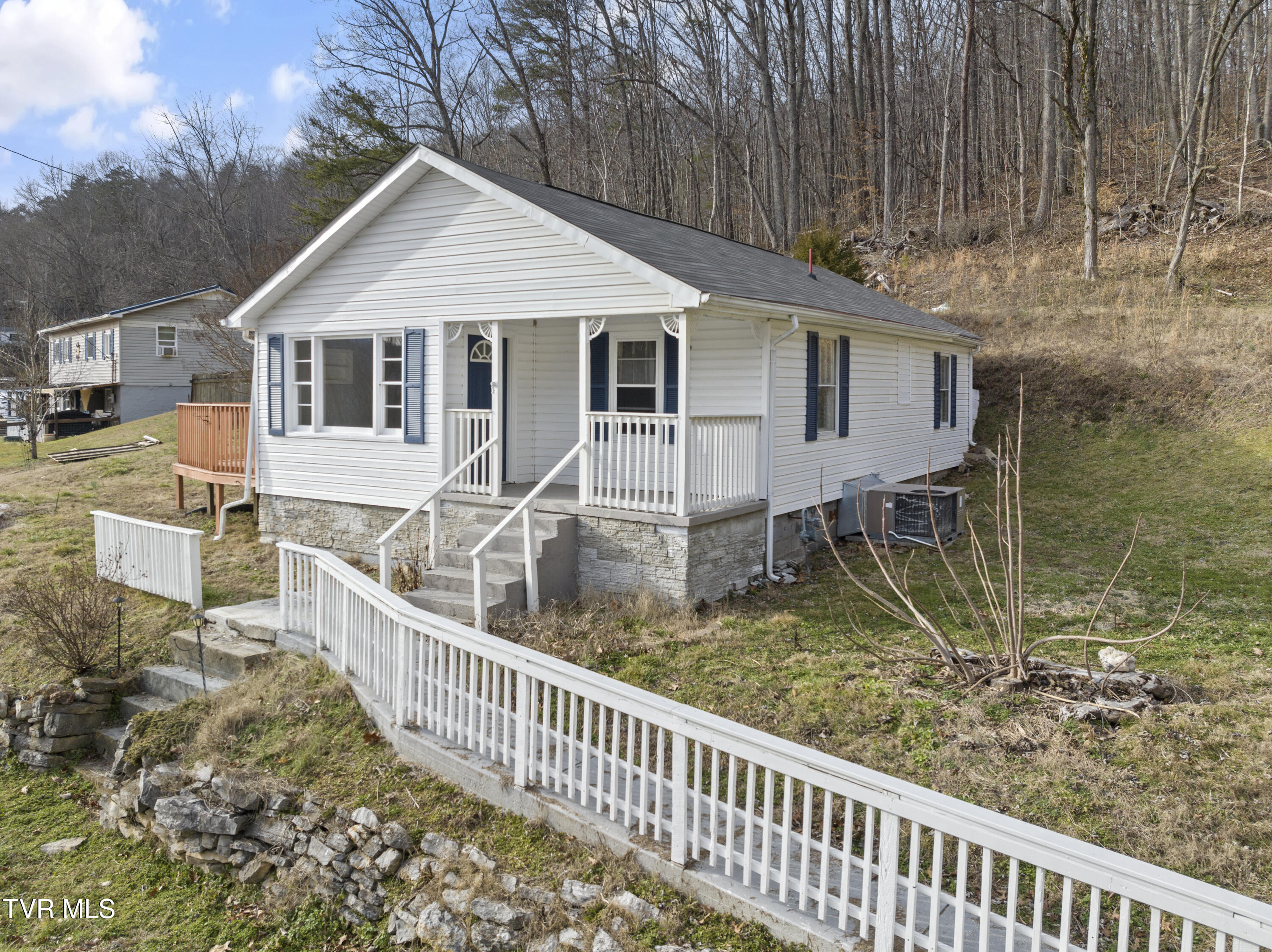 1501 Cherry Bottom Road, Caryville, Tennessee image 2