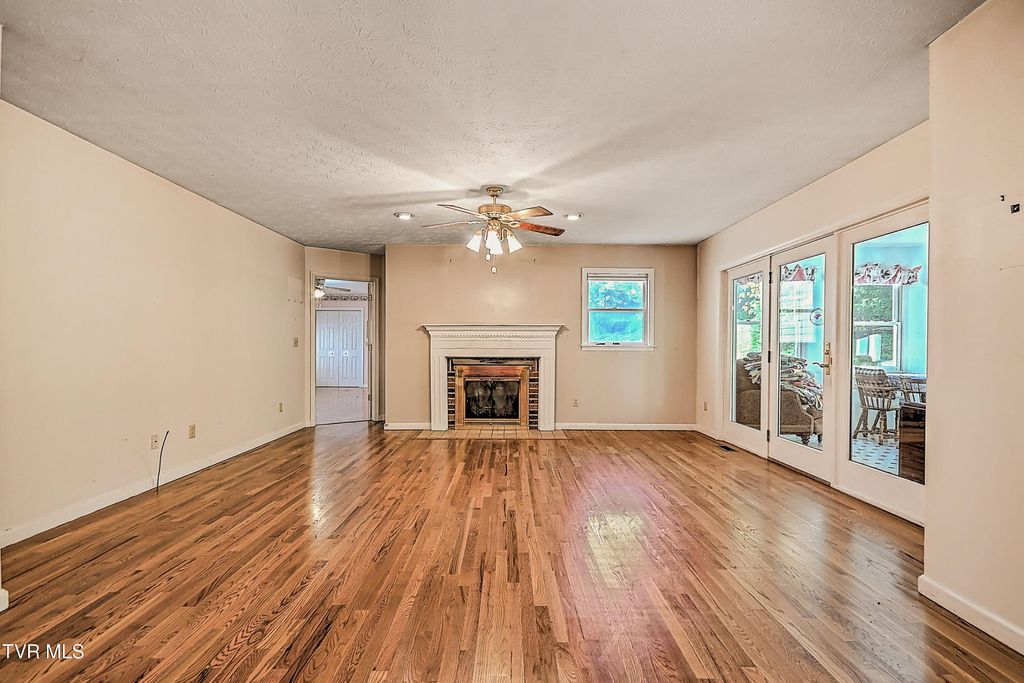 Photo of 410 Lakeridge Street, Kingsport, TN 37663 (MLS # 9986989)