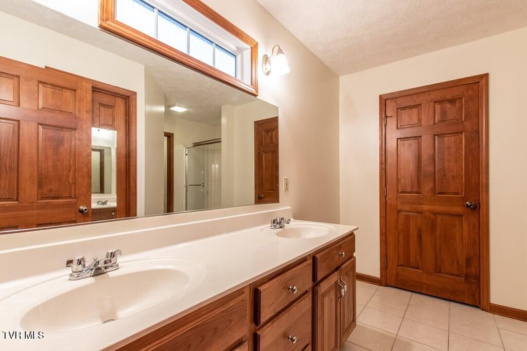 Abingdon, Virginia 24211, United States, 2 Bedrooms Bedrooms, ,3 BathroomsBathrooms,Residential,Pending,31551