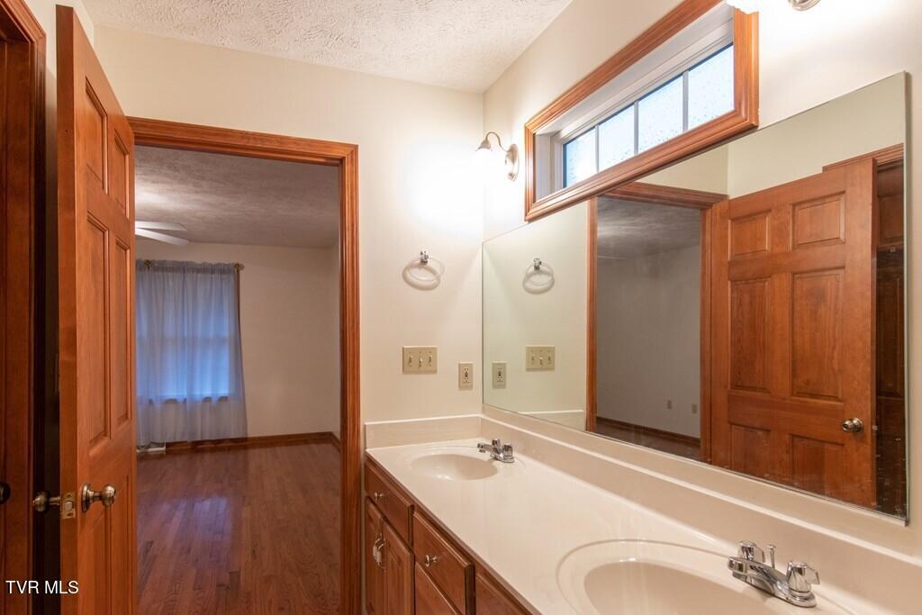 Abingdon, Virginia 24211, United States, 2 Bedrooms Bedrooms, ,3 BathroomsBathrooms,Residential,Pending,31551