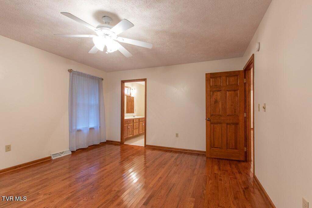 Abingdon, Virginia 24211, United States, 2 Bedrooms Bedrooms, ,3 BathroomsBathrooms,Residential,Pending,31551