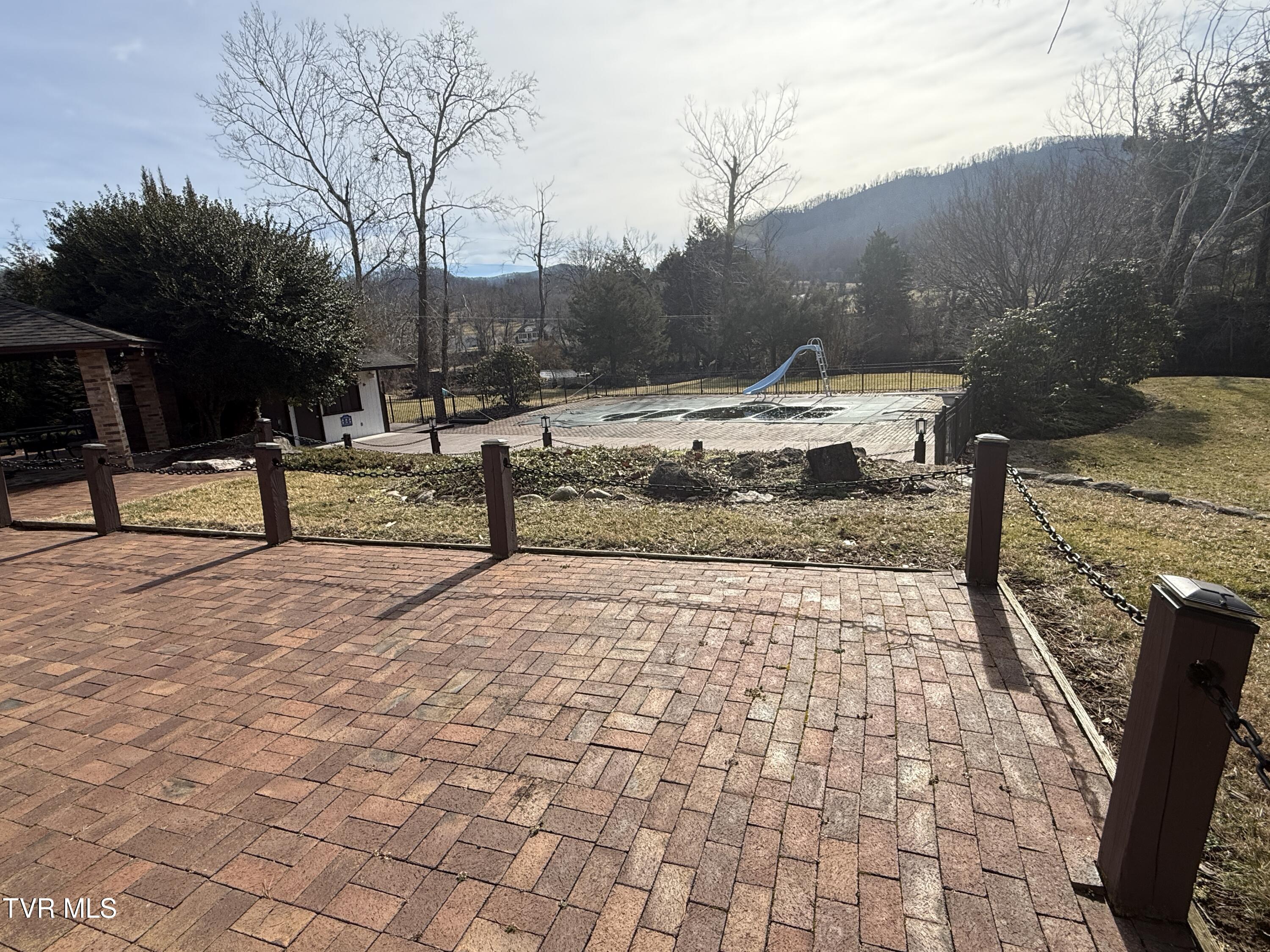 Elizabethton, Tennessee, 37643, United States, 5 Bedrooms Bedrooms, ,6 BathroomsBathrooms,Residential,Active,2019182