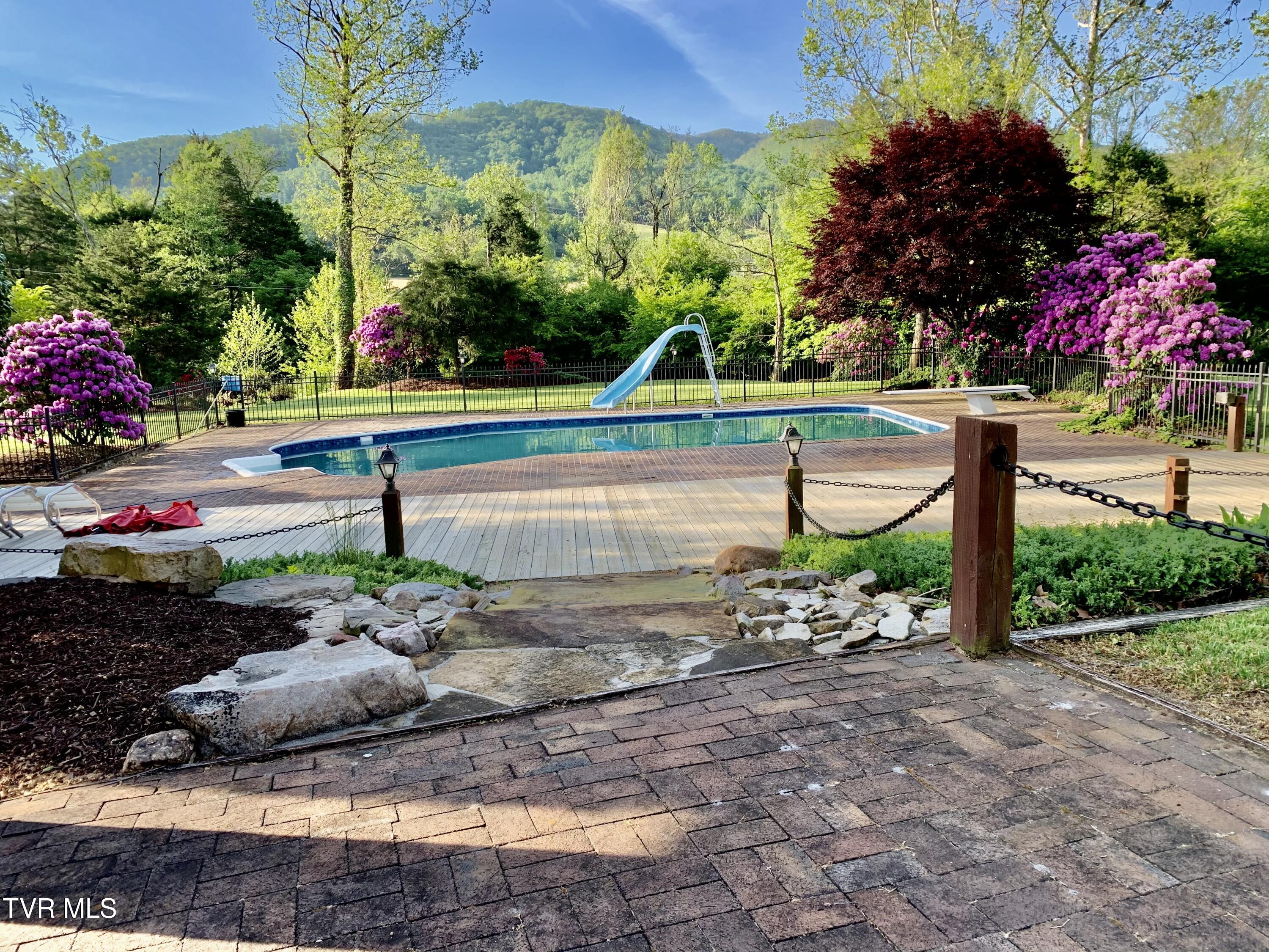 Elizabethton, Tennessee, 37643, United States, 5 Bedrooms Bedrooms, ,6 BathroomsBathrooms,Residential,Active,2019182