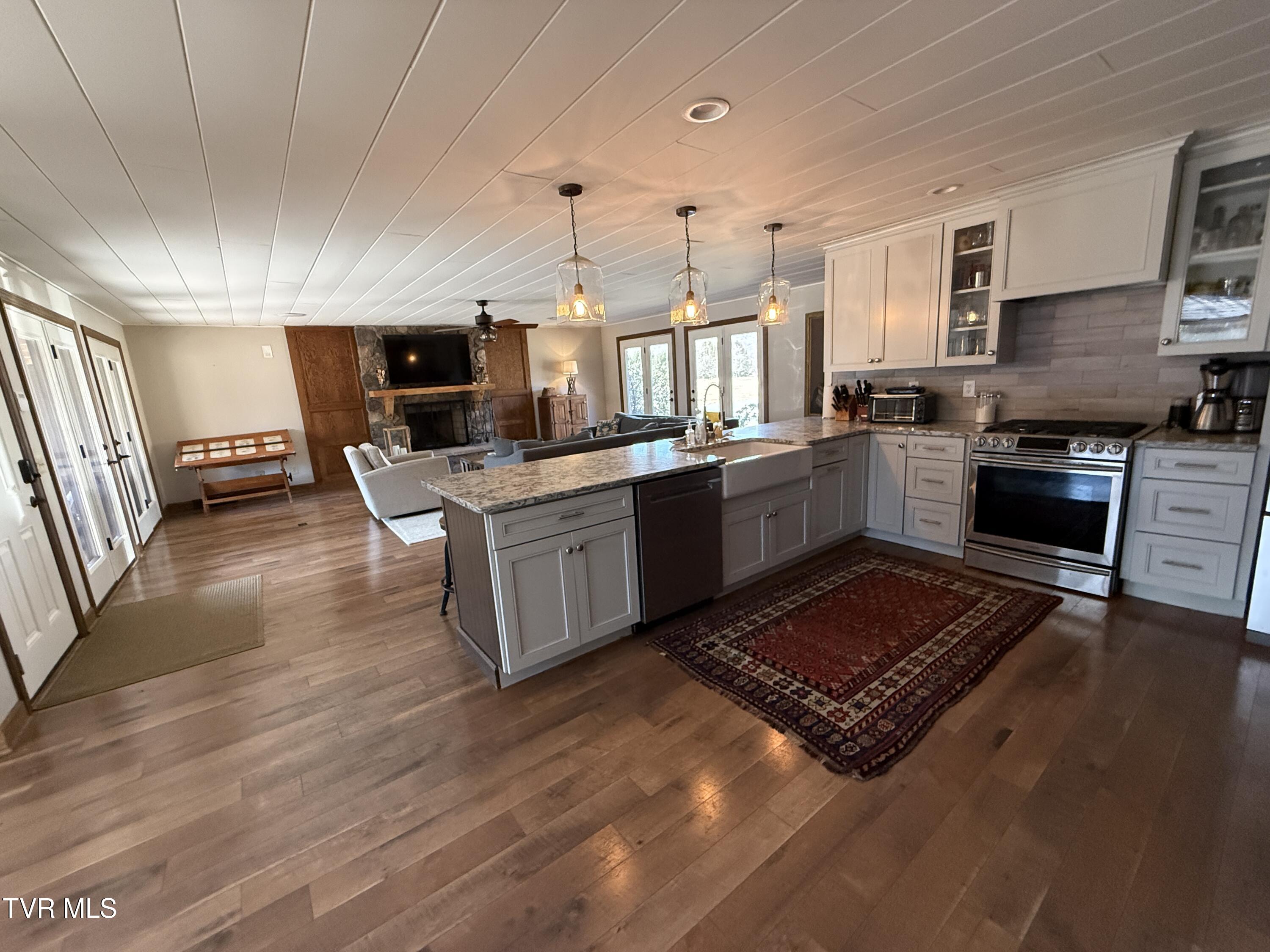 Elizabethton, Tennessee, 37643, United States, 5 Bedrooms Bedrooms, ,6 BathroomsBathrooms,Residential,Active,2019182