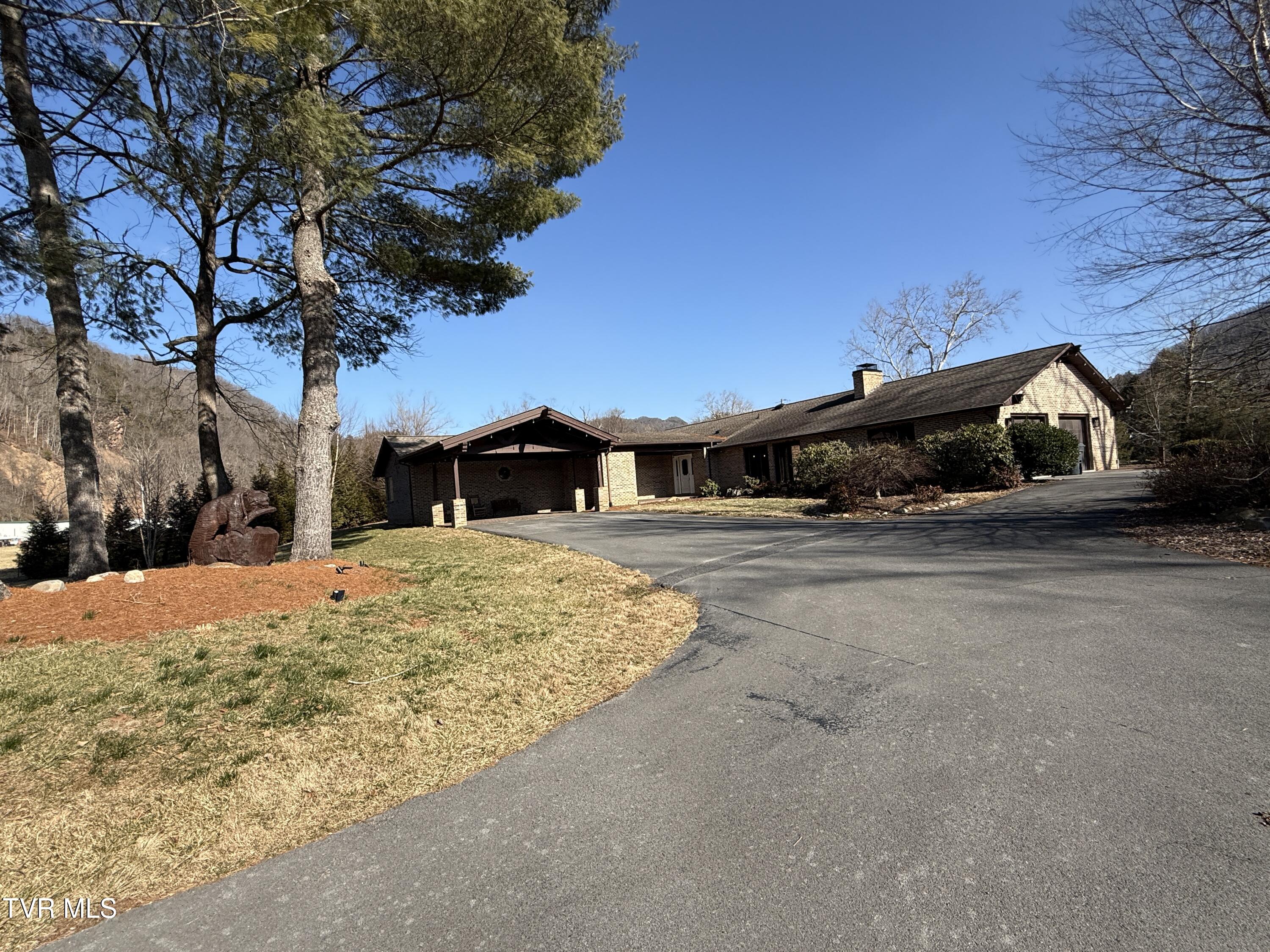 Elizabethton, Tennessee, 37643, United States, 5 Bedrooms Bedrooms, ,6 BathroomsBathrooms,Residential,Active,2019182