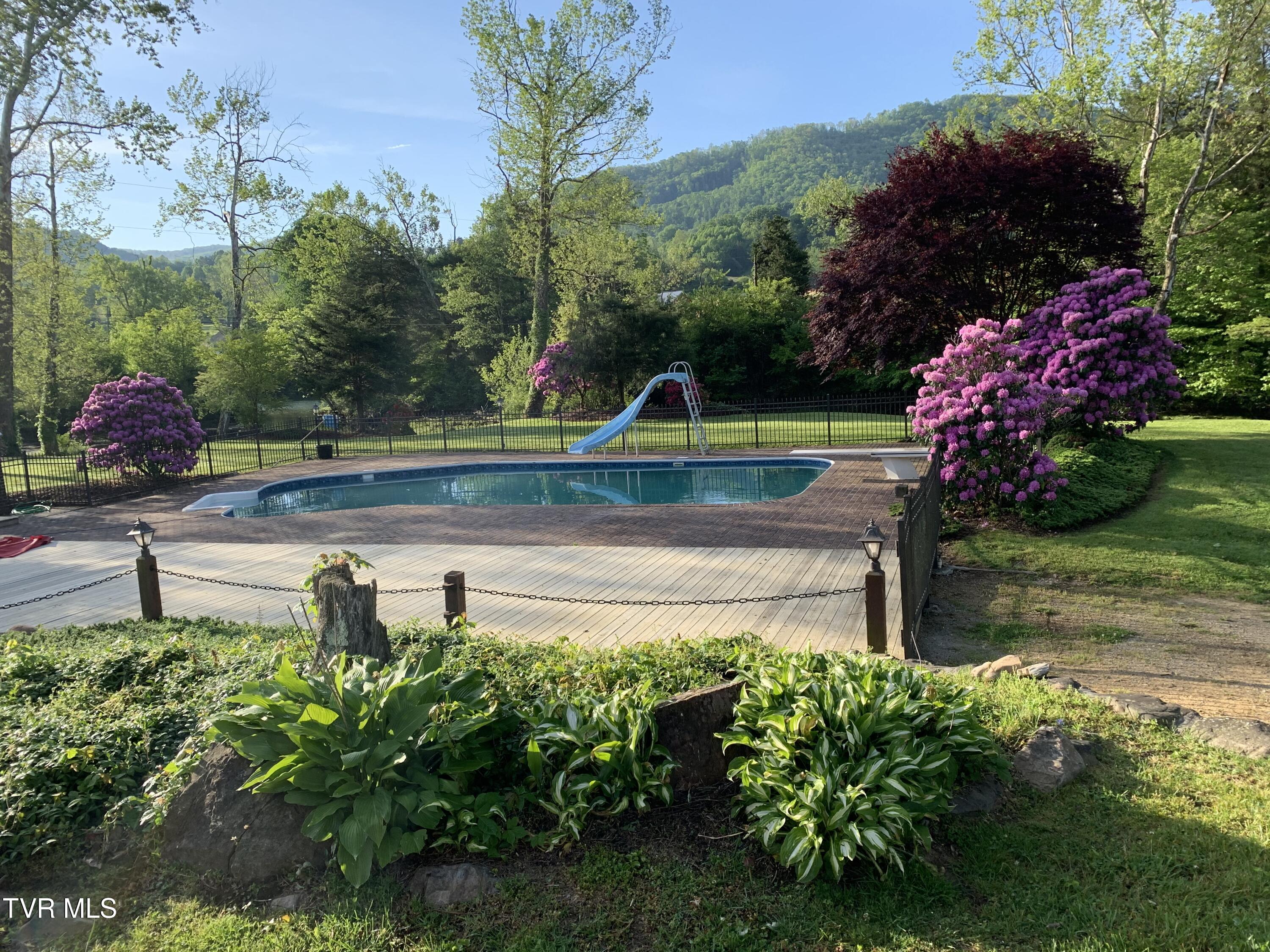 Elizabethton, Tennessee, 37643, United States, 5 Bedrooms Bedrooms, ,6 BathroomsBathrooms,Residential,Active,2019182