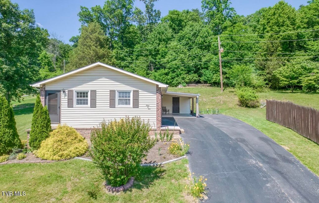 Photo of 305 Imperial Circle, Kingsport, TN 37660 (MLS # 9996380)