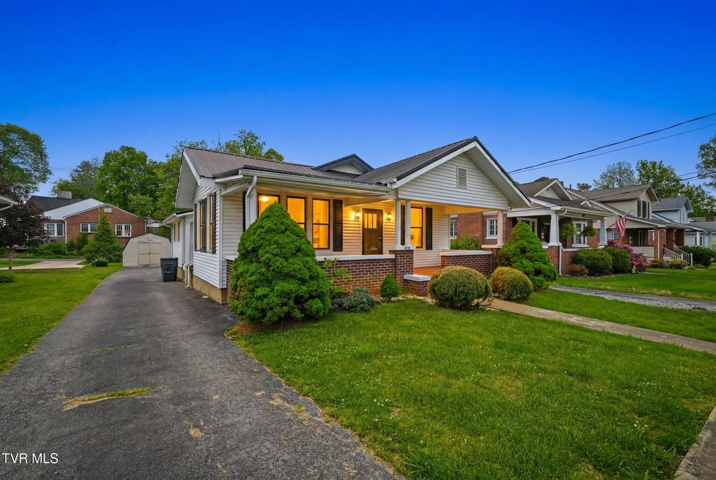 Photo of 518 Carolina Avenue, Bristol, TN 37620 (MLS # 9995375)