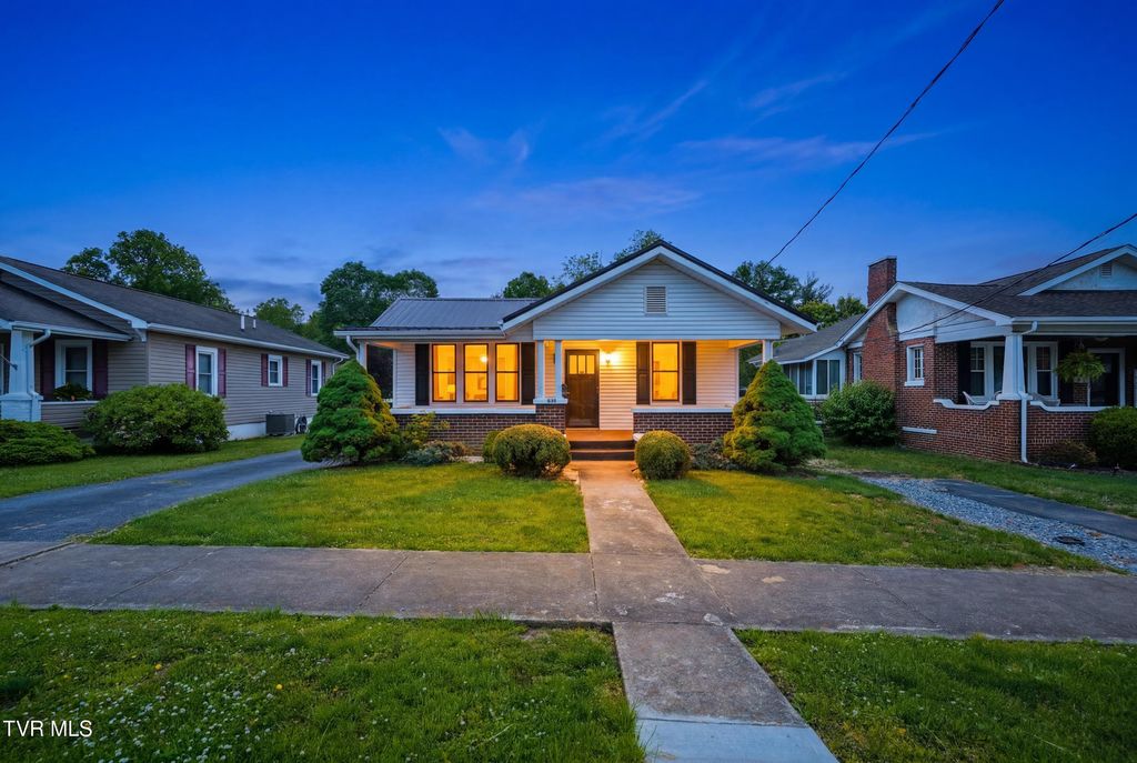 Photo of 518 Carolina Avenue, Bristol, TN 37620 (MLS # 9995375)