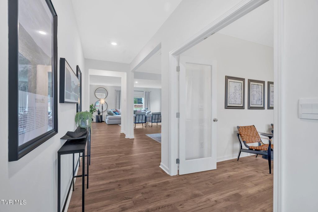 Photo of 219 Artist Avenue, Johnson City, TN 37615 (MLS # 9989591)