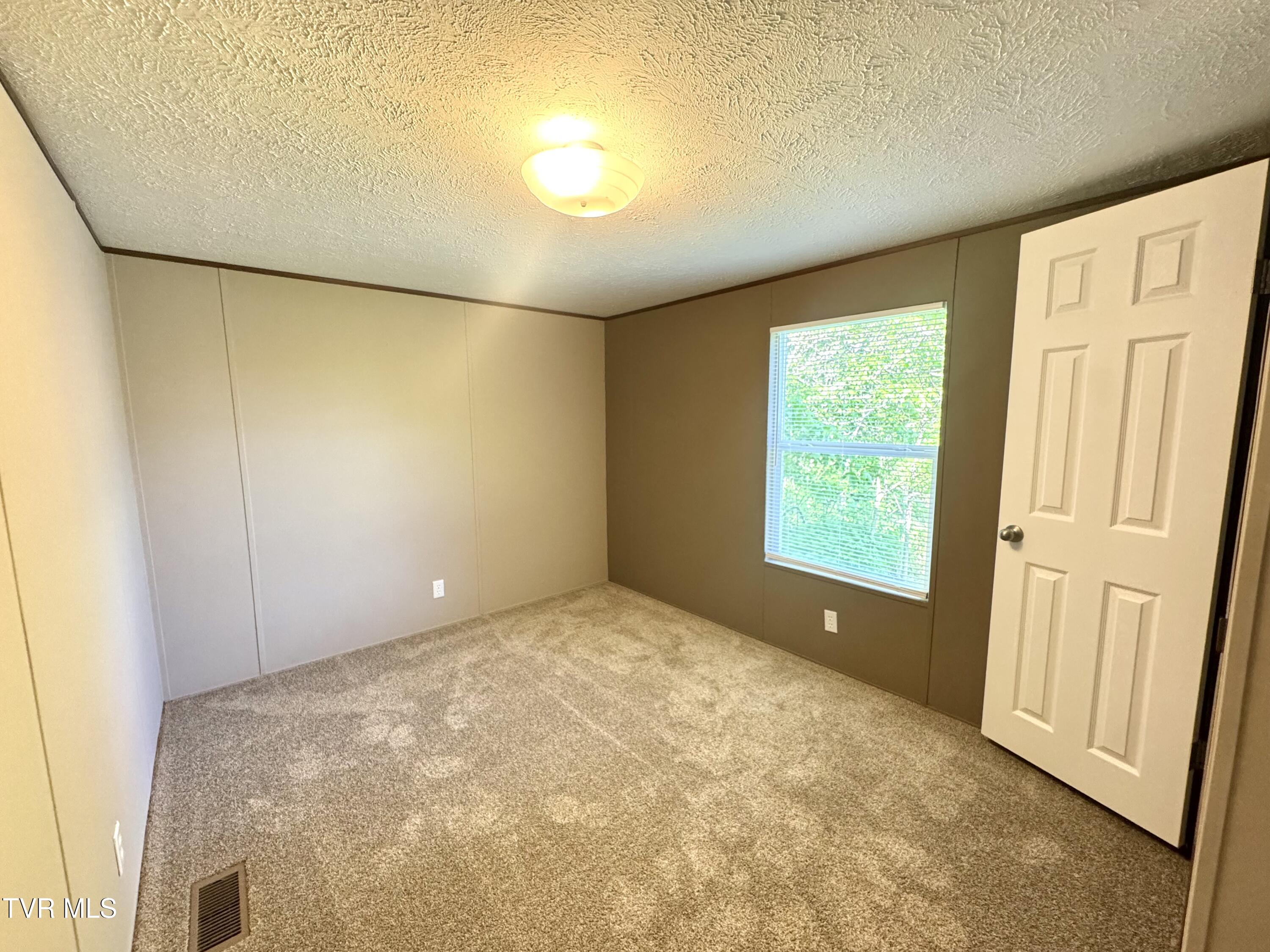 236 Redwood Drive, Raven, Virginia image 5