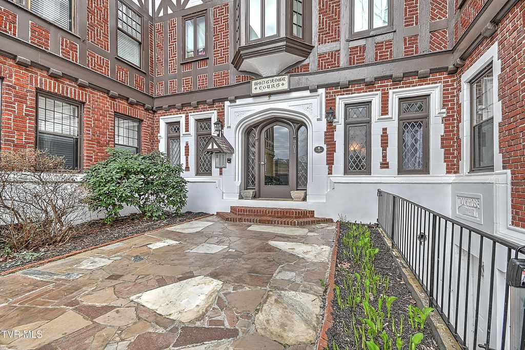 Photo of 701 Locust Street #Apt 31, Johnson City, TN 37604 (MLS # 9993317)