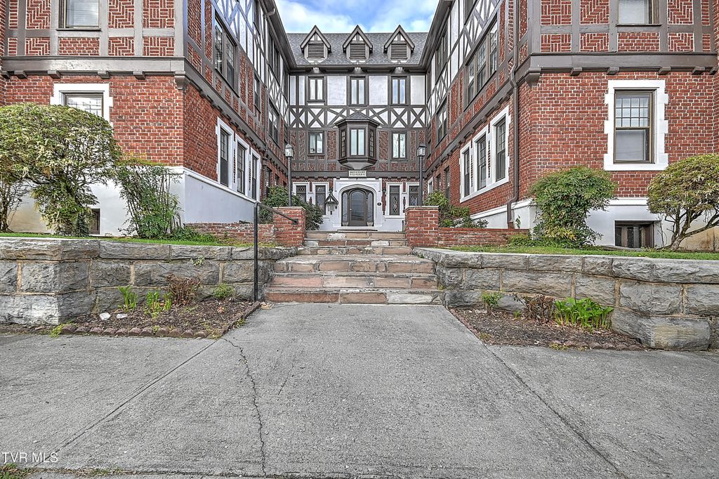 Photo of 701 Locust Street #Apt 31, Johnson City, TN 37604 (MLS # 9993317)