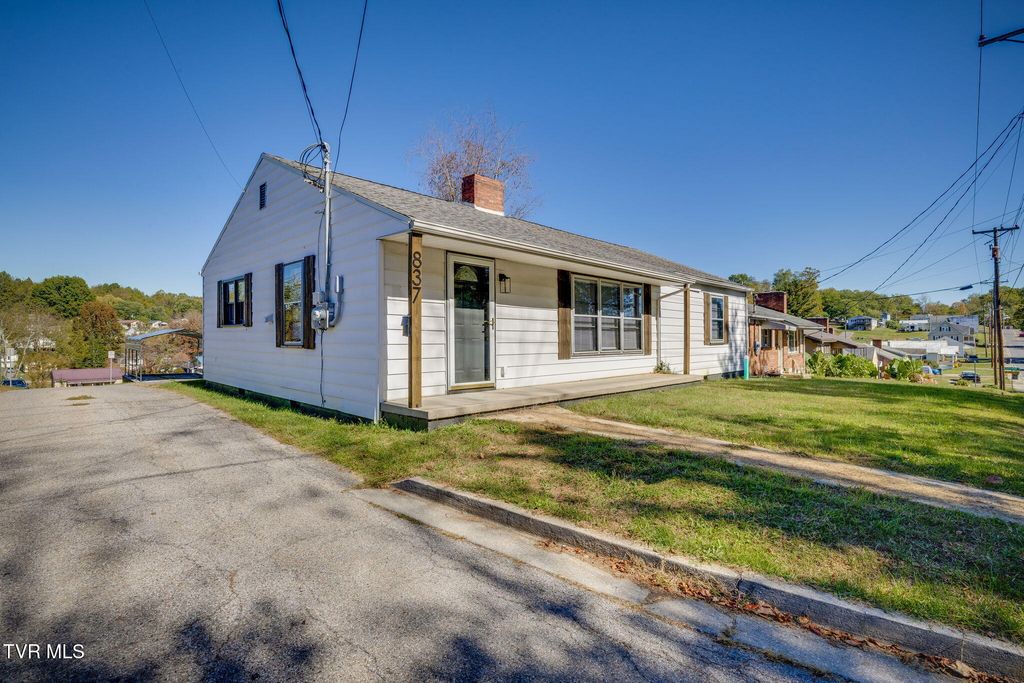 Photo of 837 E State Street, Bristol, TN 37620 (MLS # 9987116)