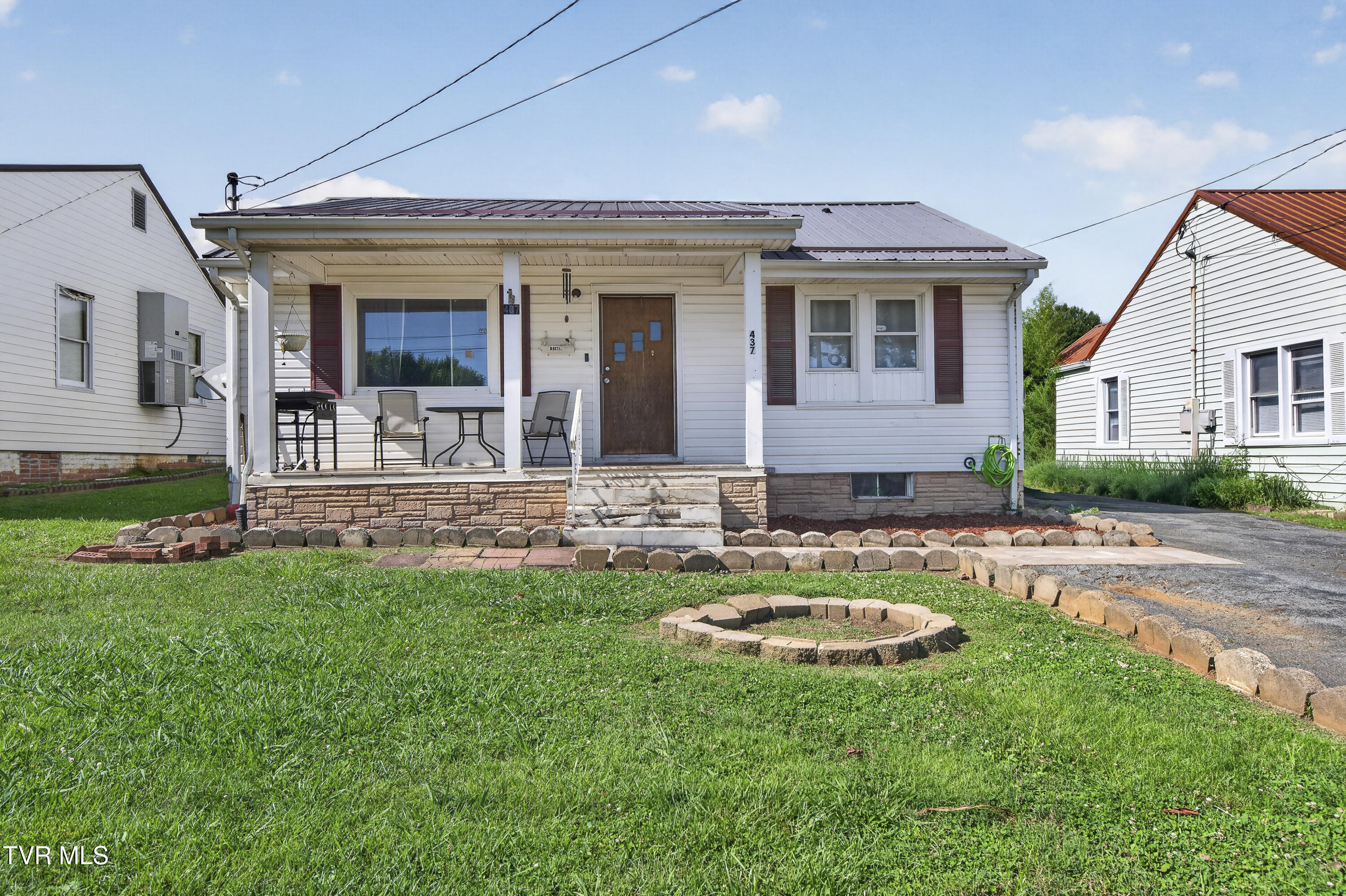 Photo 1 of 20 — 437 Roan Street, Kingsport, TN 37665