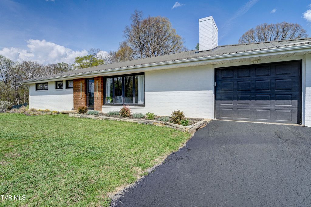 Photo of 616 Hammond Avenue, Mount Carmel, TN 37645 (MLS # 9988543)