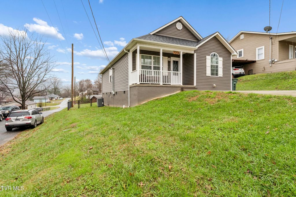 Photo of 700 Johnson Avenue, Elizabethton, TN 37643 (MLS # 9989179)