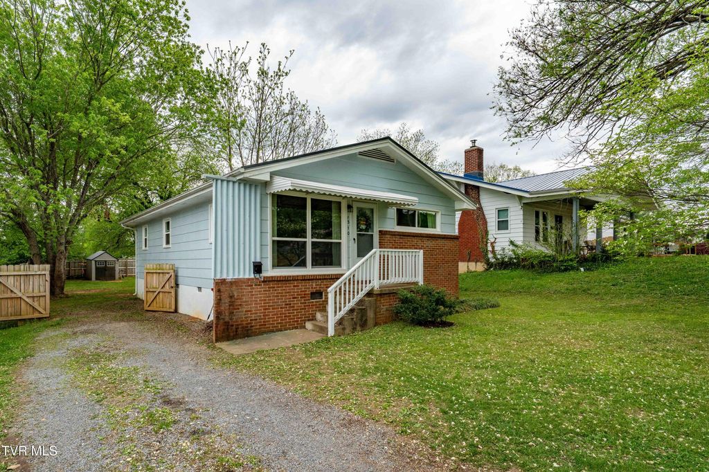 Photo of 1310 8th Avenue, Johnson City, TN 37601 (MLS # 9993938)