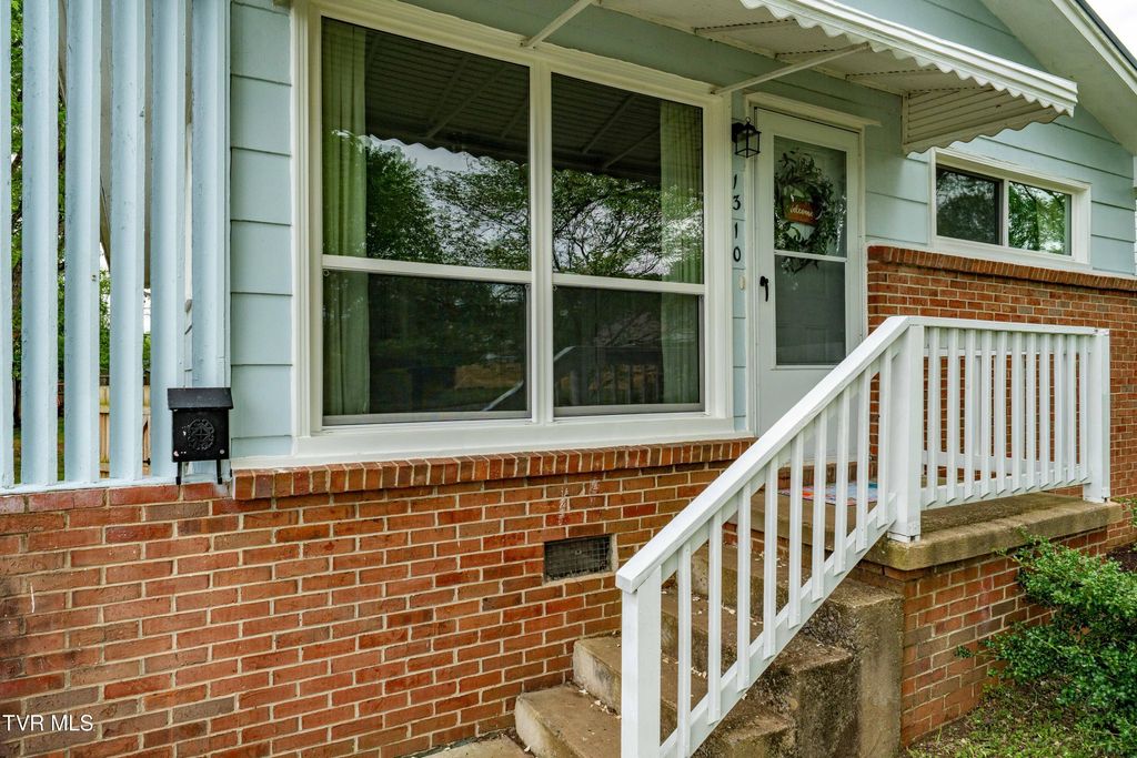 Photo of 1310 8th Avenue, Johnson City, TN 37601 (MLS # 9993938)