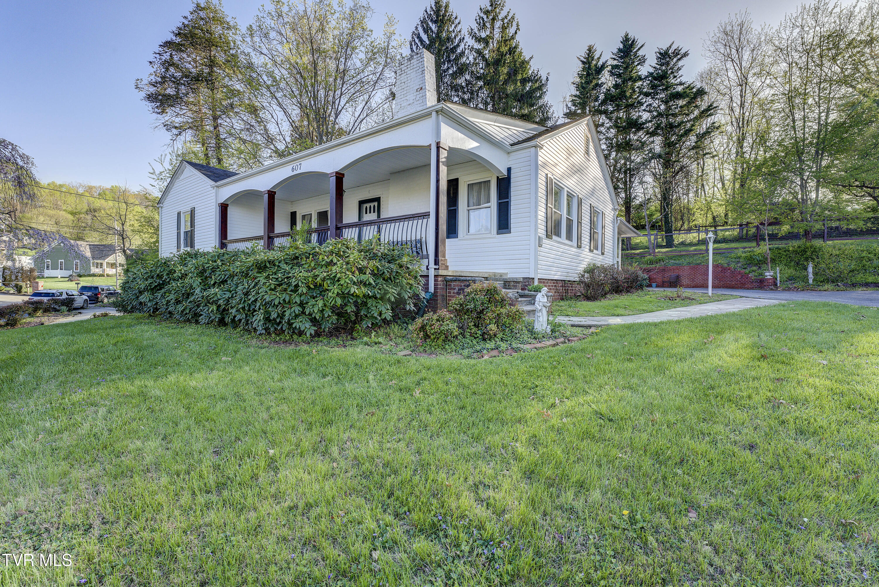 607 Carter Boulevard, Elizabethton, Tennessee image 2
