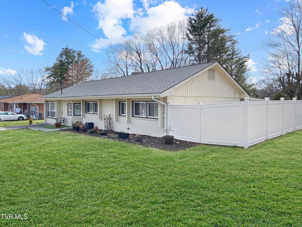 Photo of 2315 Larkspur Drive, Johnson City, TN 37604 (MLS # 9992135)