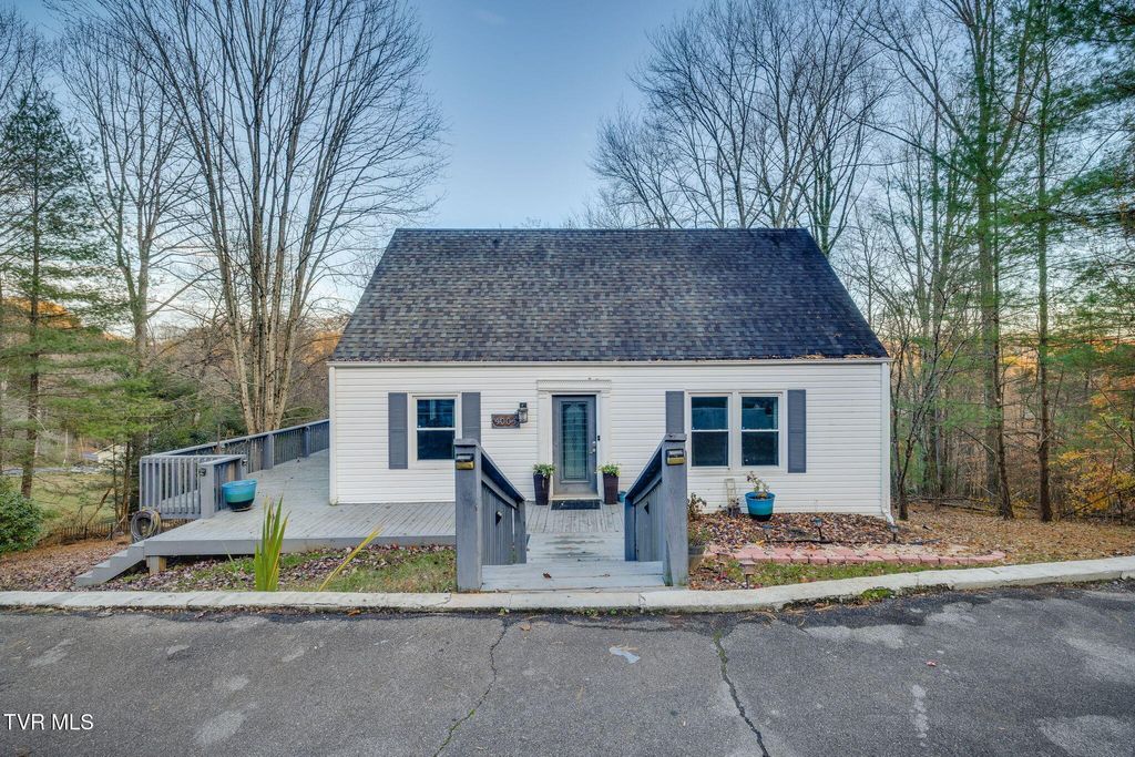 Photo of 4004 Lakeland Drive, Kingsport, TN 37664 (MLS # 9988253)