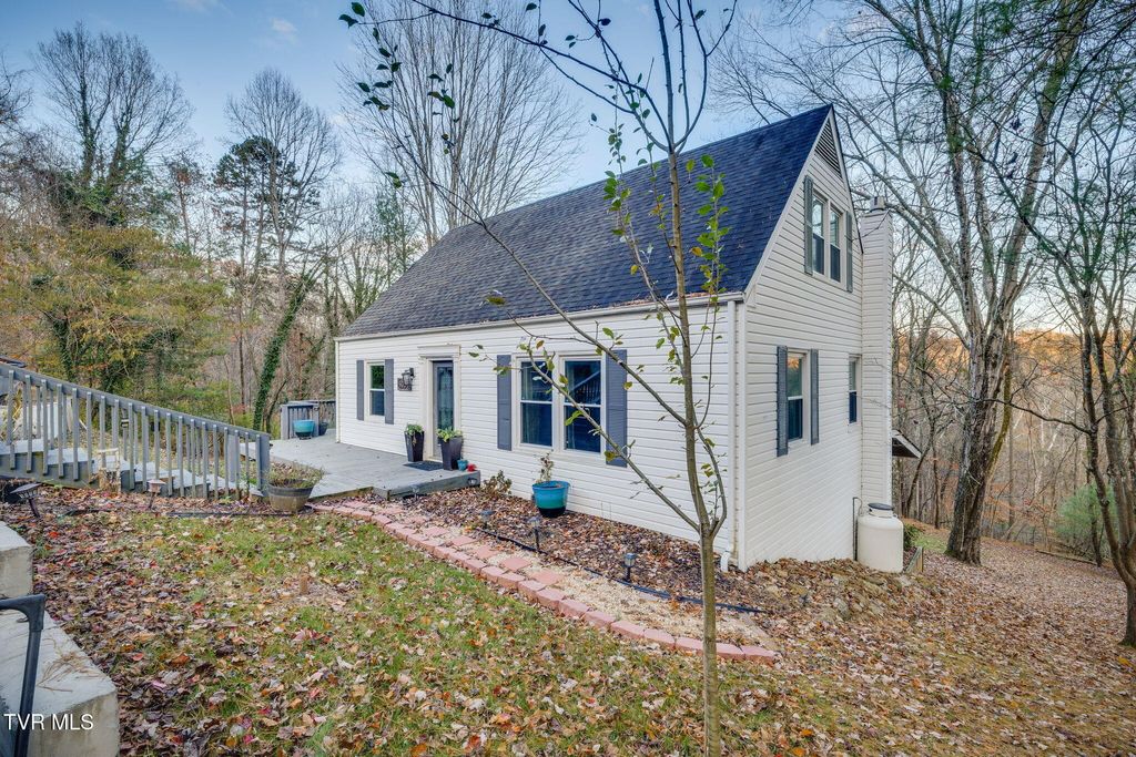 Photo of 4004 Lakeland Drive, Kingsport, TN 37664 (MLS # 9988253)